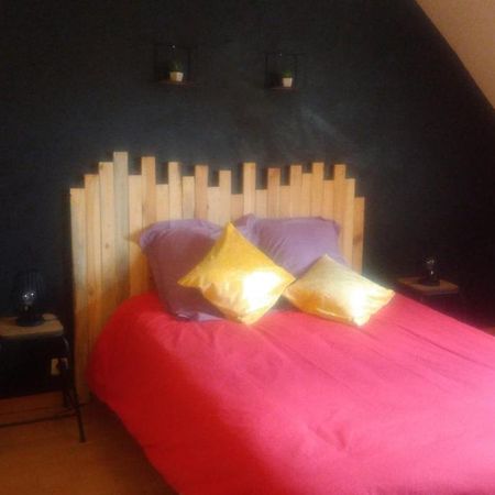 Les Petites Brosses Bed & Breakfast Montbizot Екстериор снимка