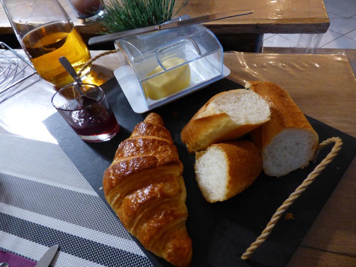 Les Petites Brosses Bed & Breakfast Montbizot Екстериор снимка