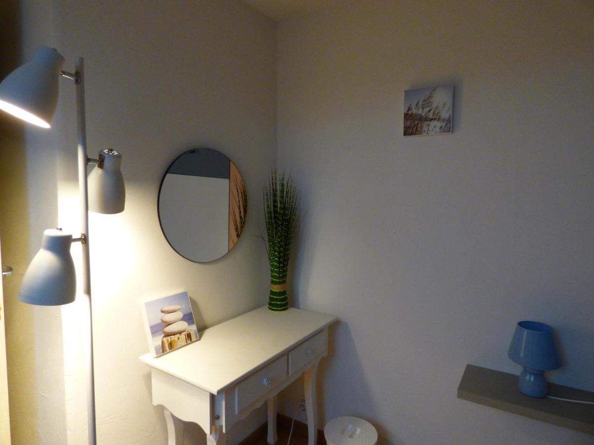 Les Petites Brosses Bed & Breakfast Montbizot Екстериор снимка