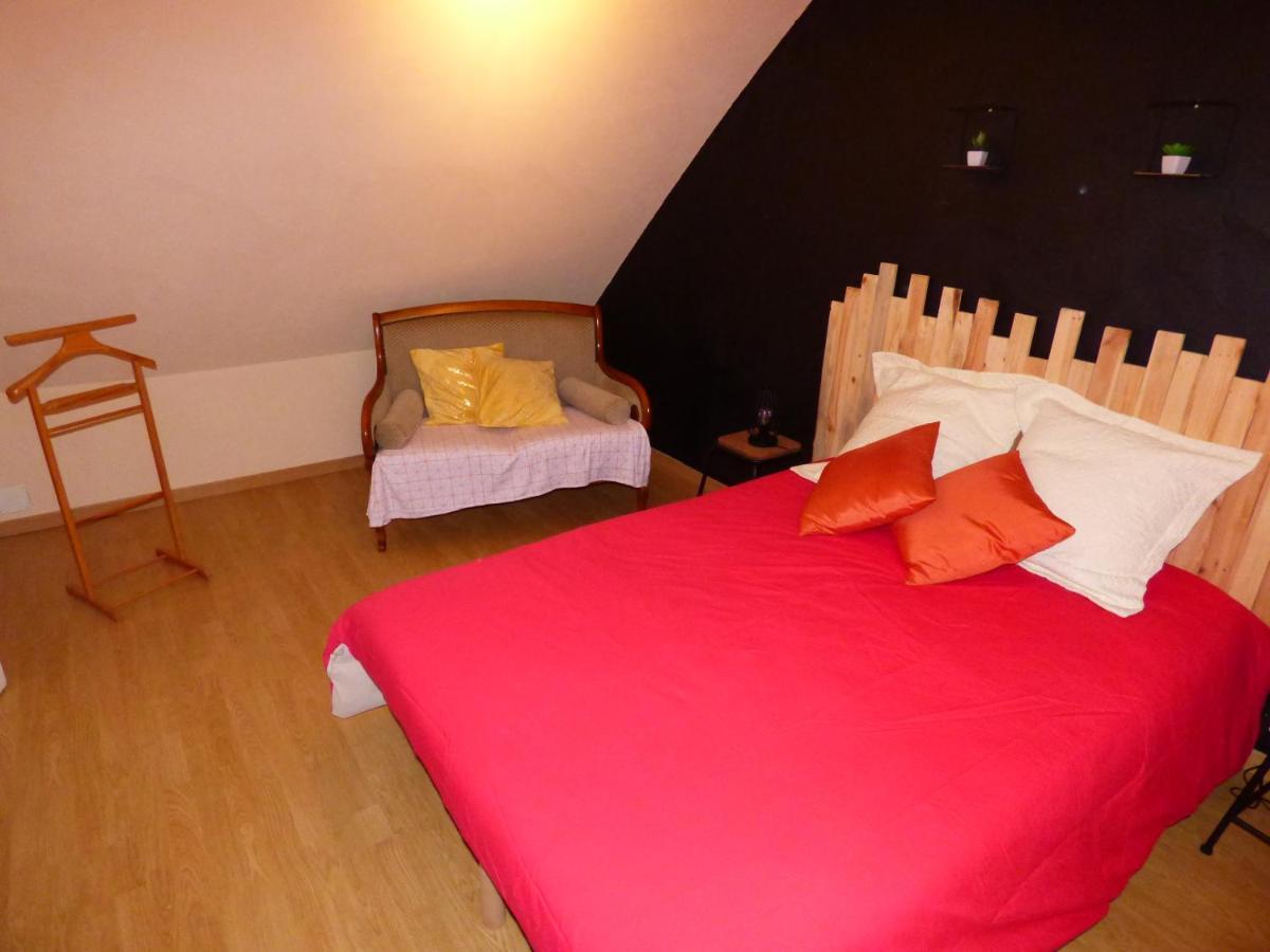 Les Petites Brosses Bed & Breakfast Montbizot Екстериор снимка