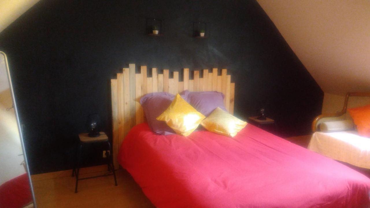 Les Petites Brosses Bed & Breakfast Montbizot Екстериор снимка